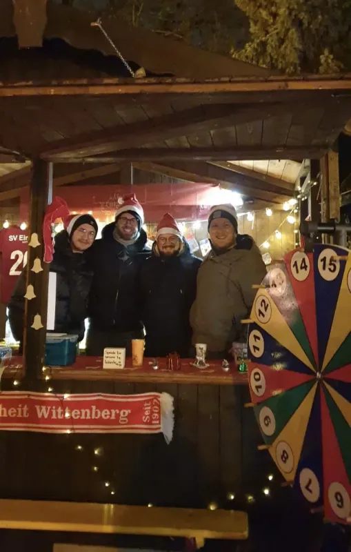 2. Advent am rot-weißen Weihnachtsstand